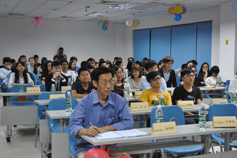 他们是:北师大珠海分校学生会主席代玉,校学生会副主席黄嘉凯,蔡泽标